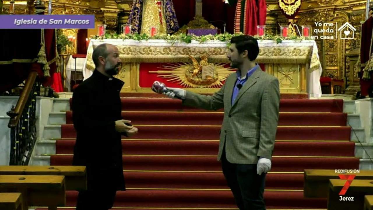 Floren Iniesta entrevistando al sacerdote Carlos Redondo en San Marcos