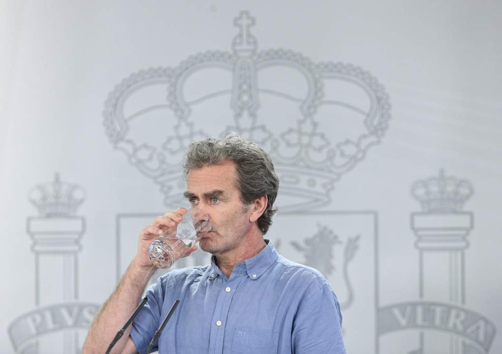 Fernando SimÃ³n bebe agua para no atragantarse con una almendra.