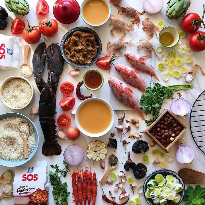 Ingredientes para elaborar un arroz caldoso con bogavante.