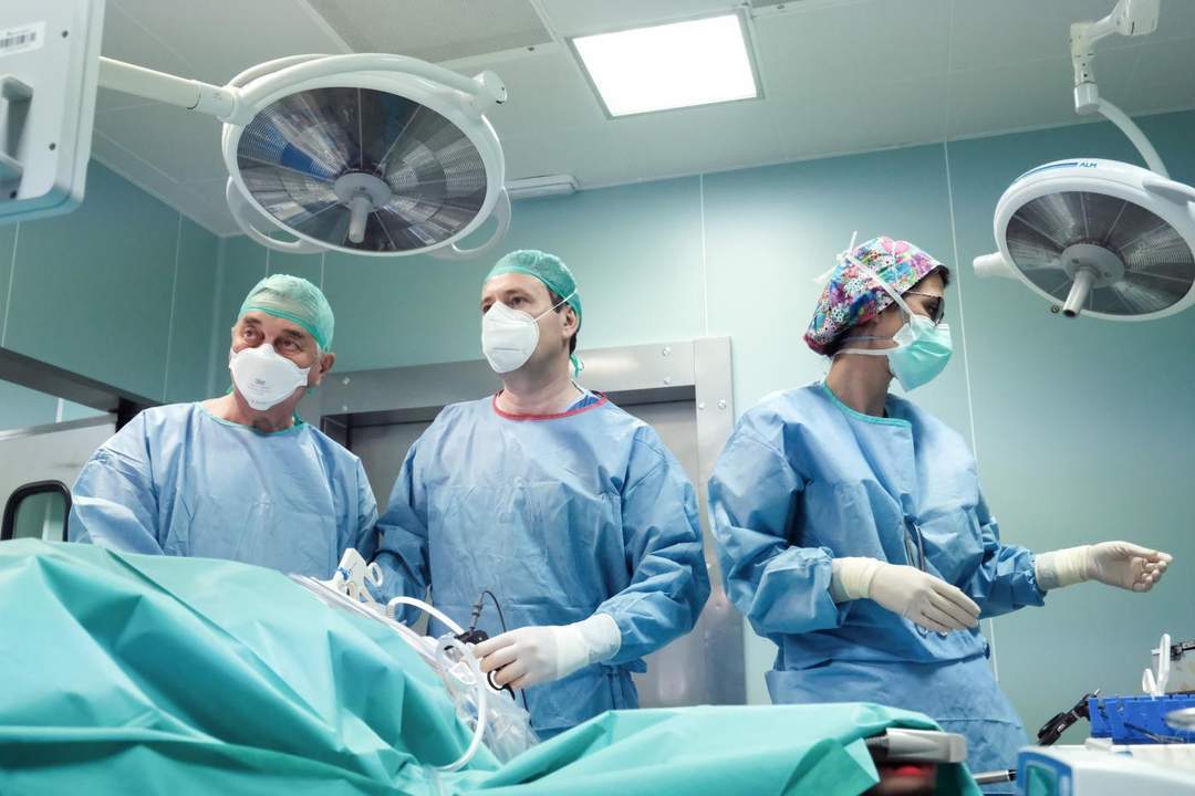 Equipo de Cirugía de la Obesidad en quirófano.