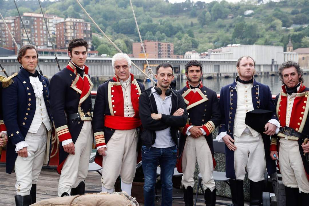  El realizador Alejandro Amenábar posa junto a un grupo de actores durante el rodaje