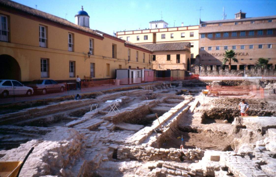 Excavaciones hechas en el solar.