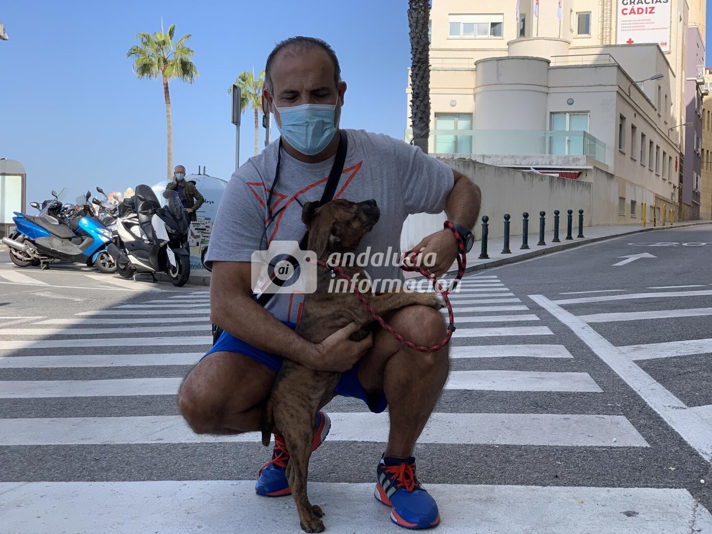 El inspector de Policía junto a Res, el perro que llegó en patera