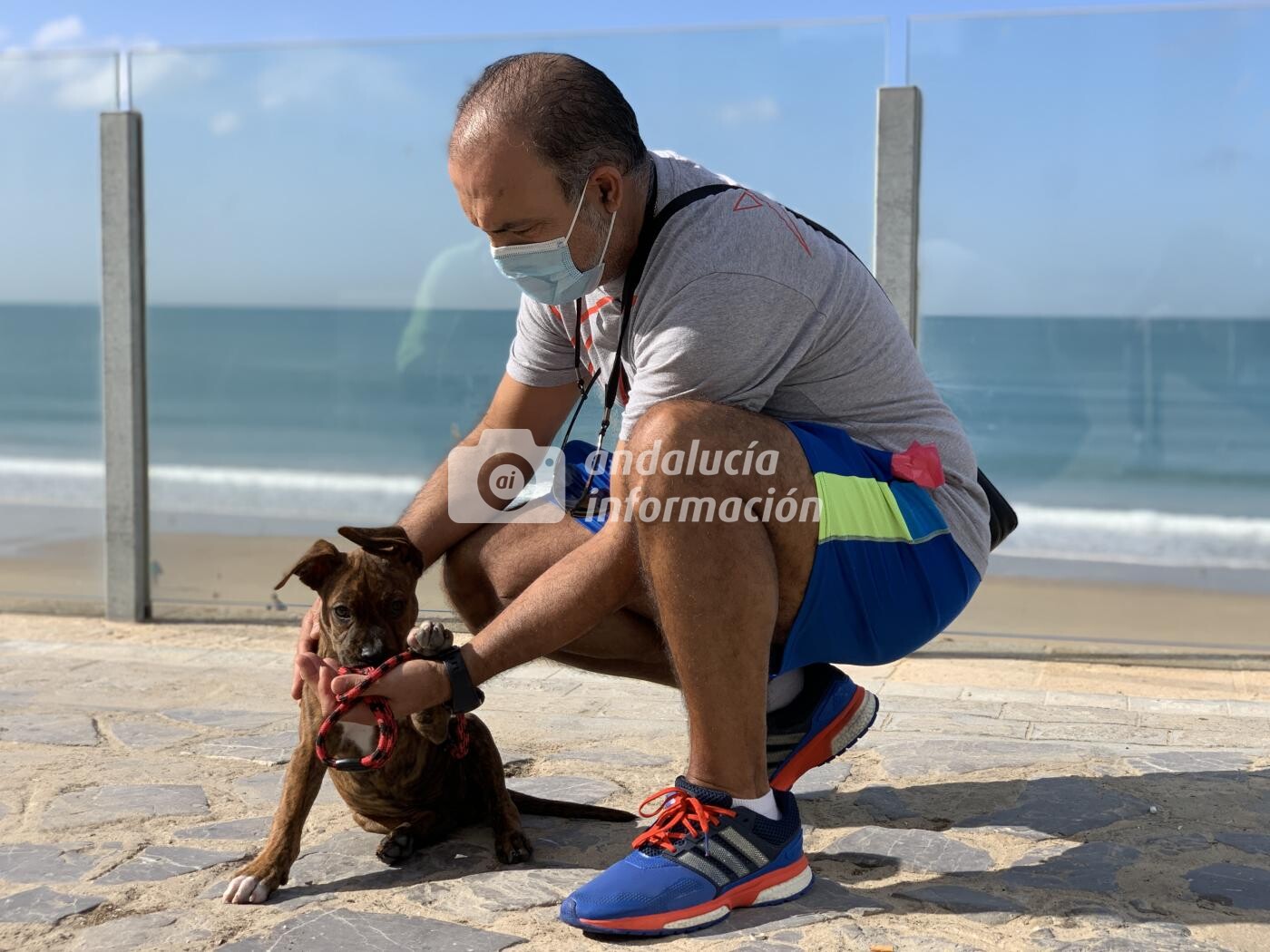 El inspector de Policía junto a Res, el perro que llegó en patera