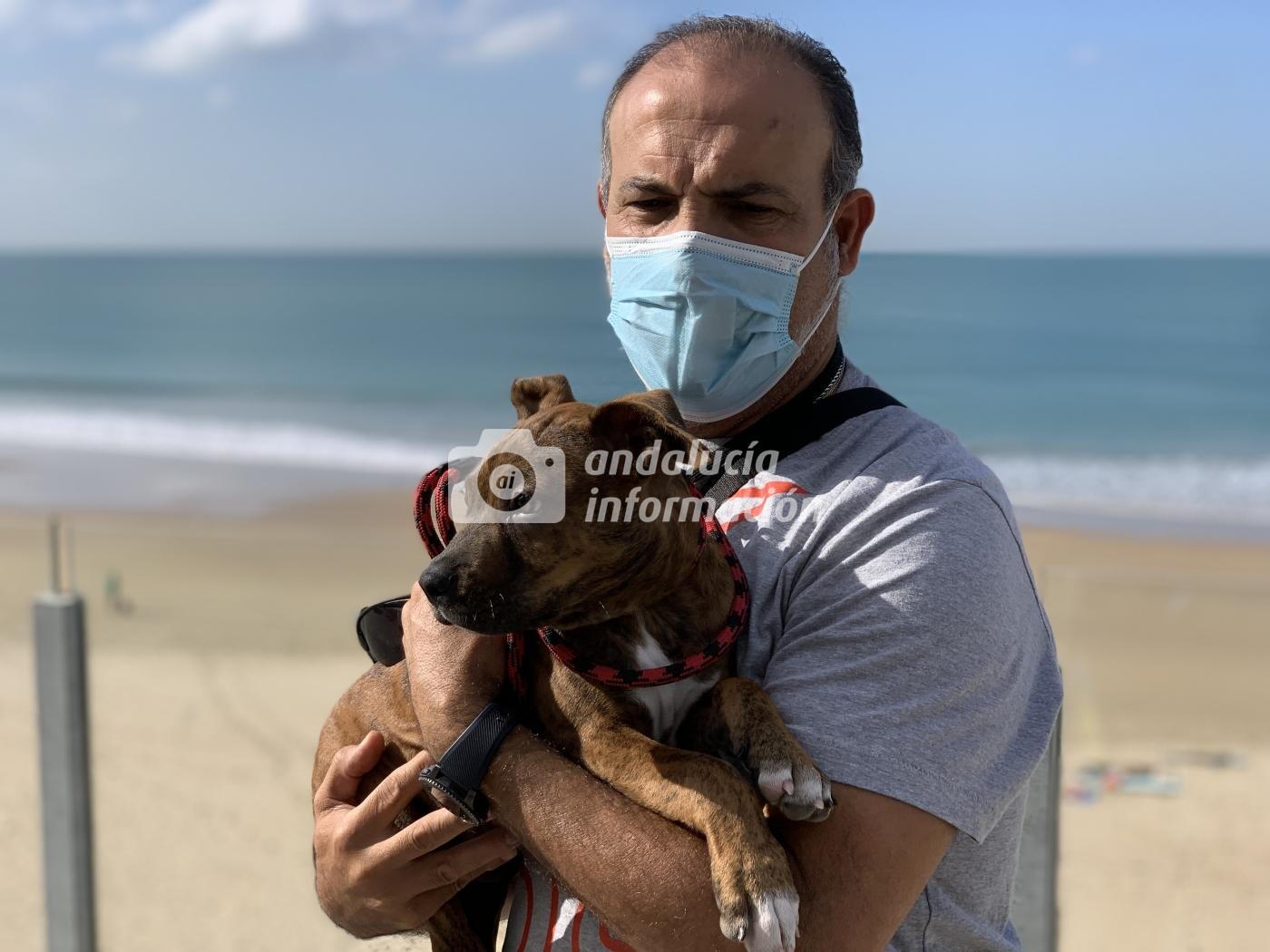 El inspector de Policía junto a Res, el perro que llegó en patera