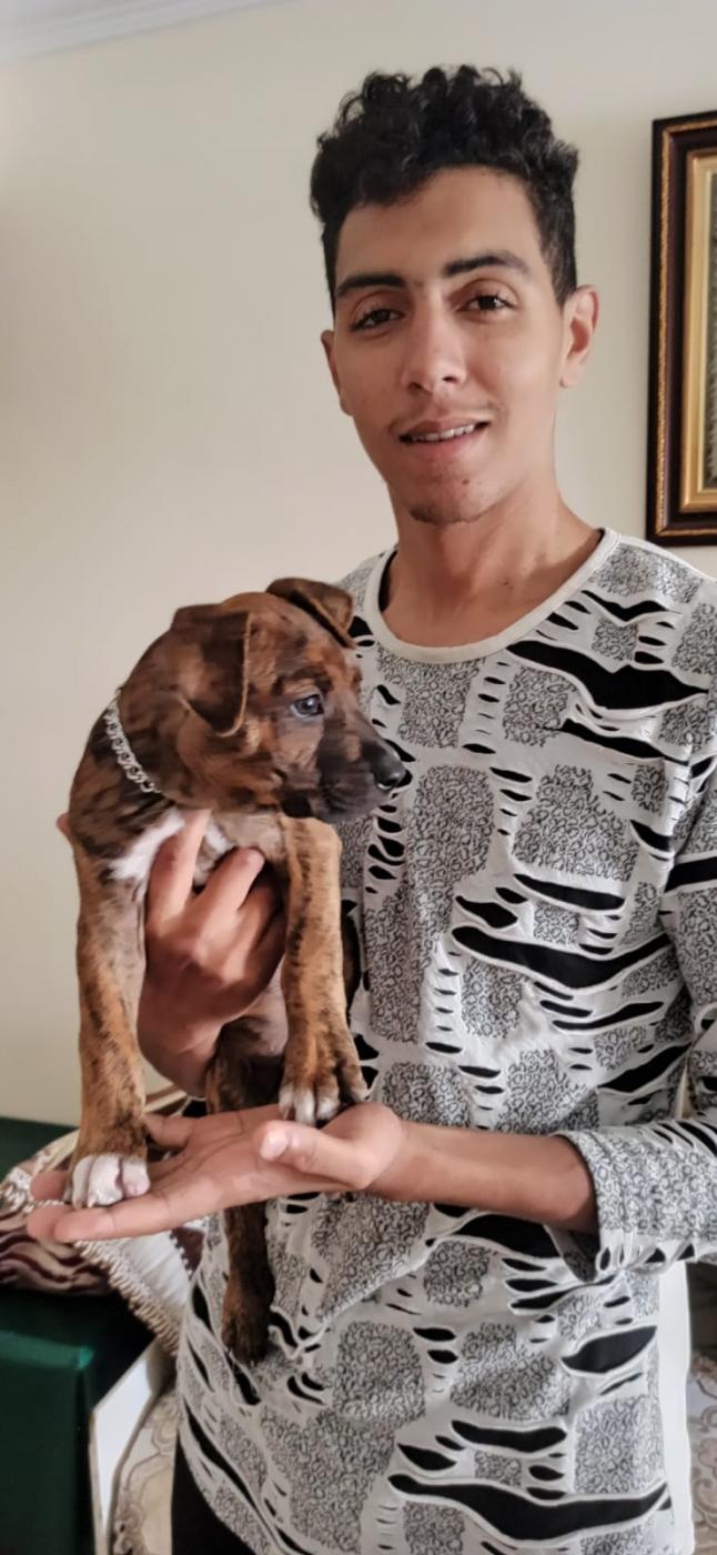 Yassin junto a su perro antes de partir en patera.