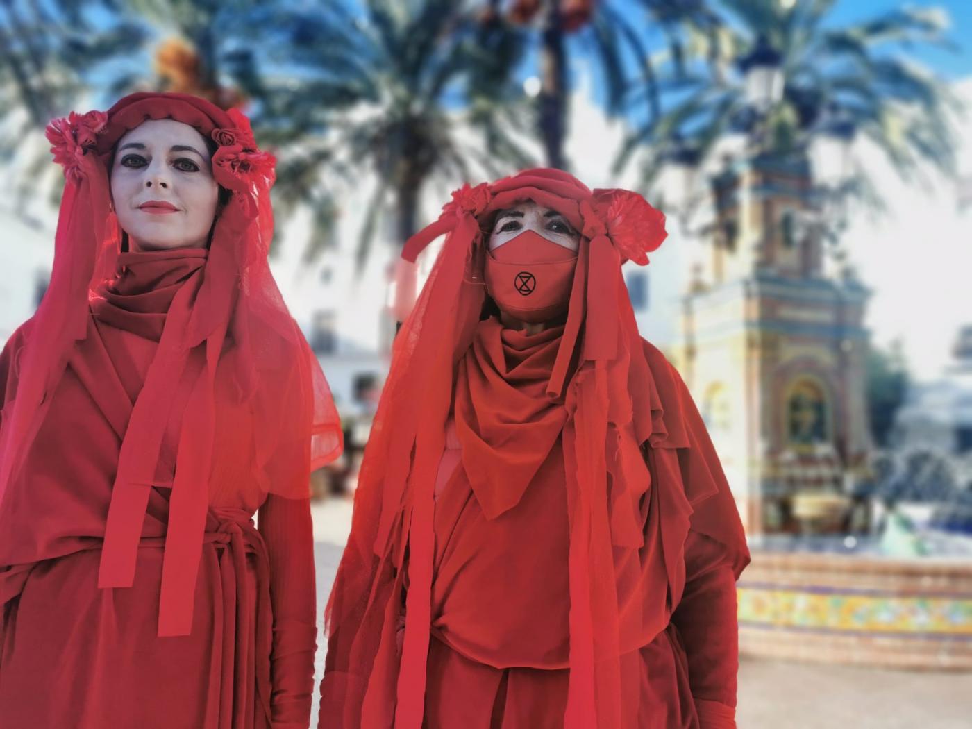 Gotas de sangre roja en la Plaza de España de Vejer para defender el planeta.
