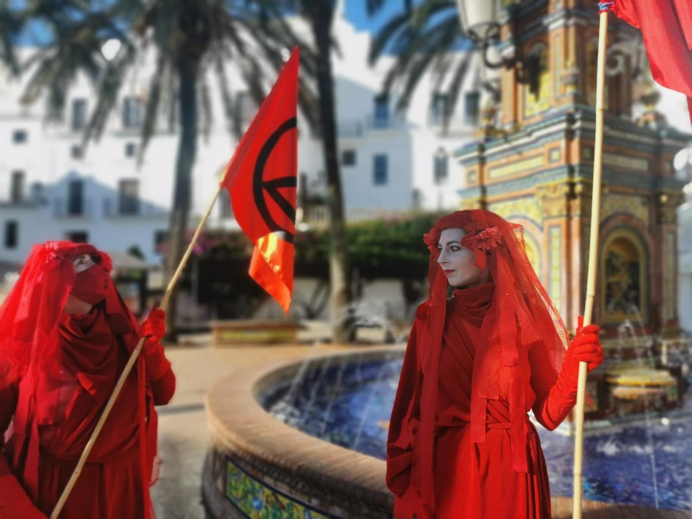 Gotas de sangre roja en la Plaza de España de Vejer para defender el planeta.