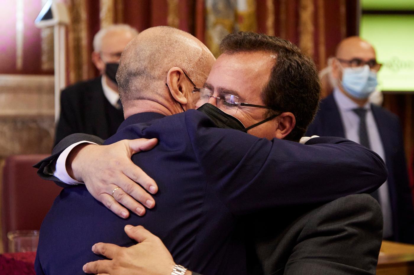 Muñoz recibe la felicitación de Cabrera.