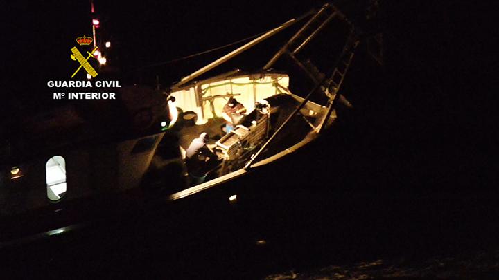 Barco capturando chirla de forma ilegal en la zona B de la reserva de la desembocadura del Guadalquivir.