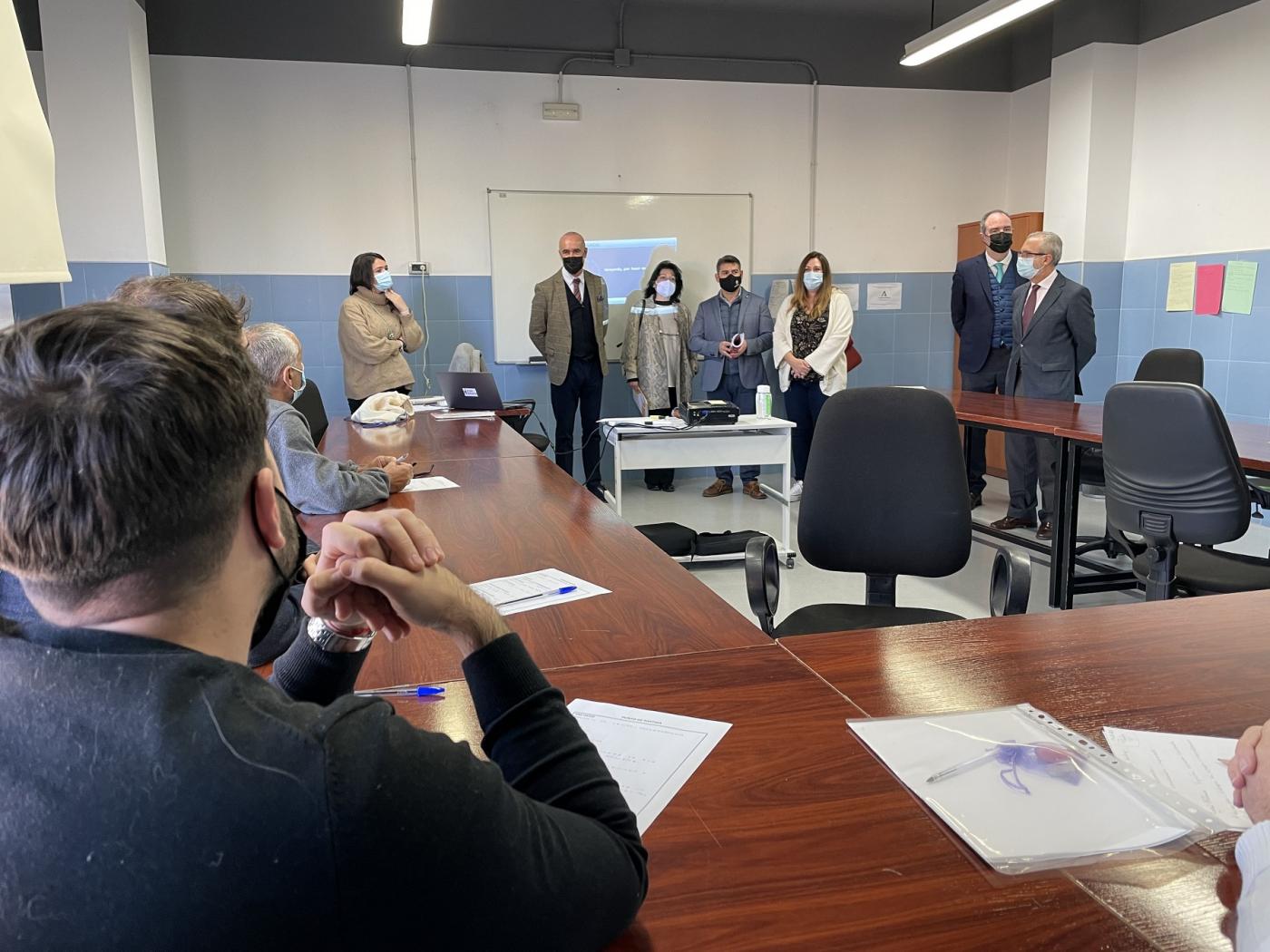 Visita del alcalde de Sevilla, Antonio Muñoz, al Centro Social Don Bosco. 