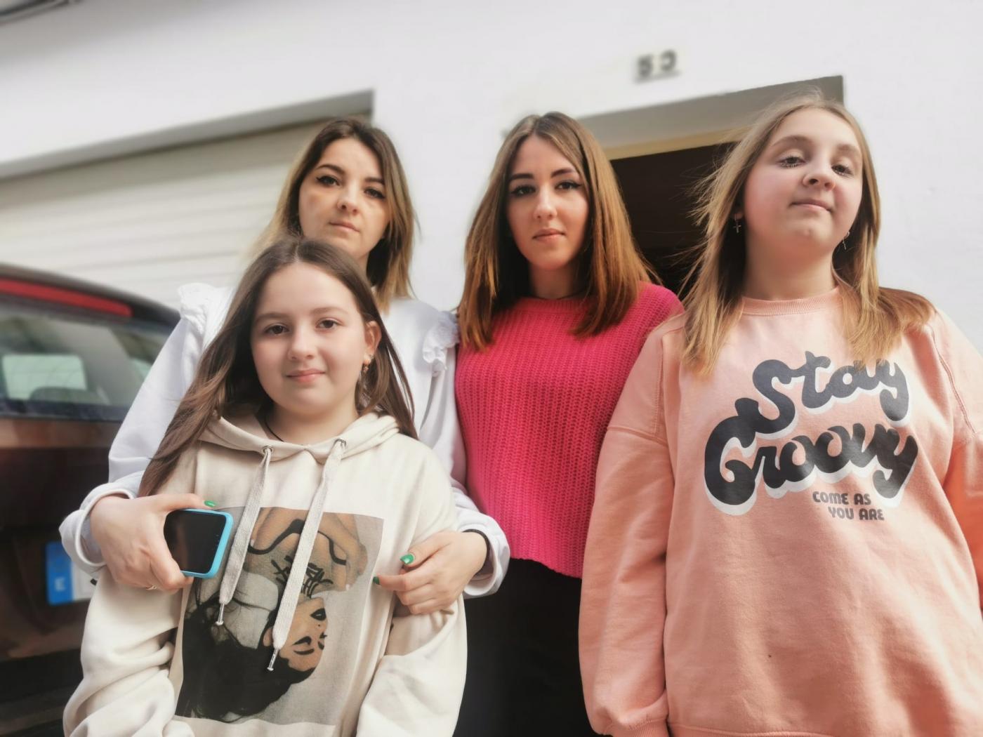 La familia de Iryna frente a la casa de Barbate en la que ha sido acogida.
