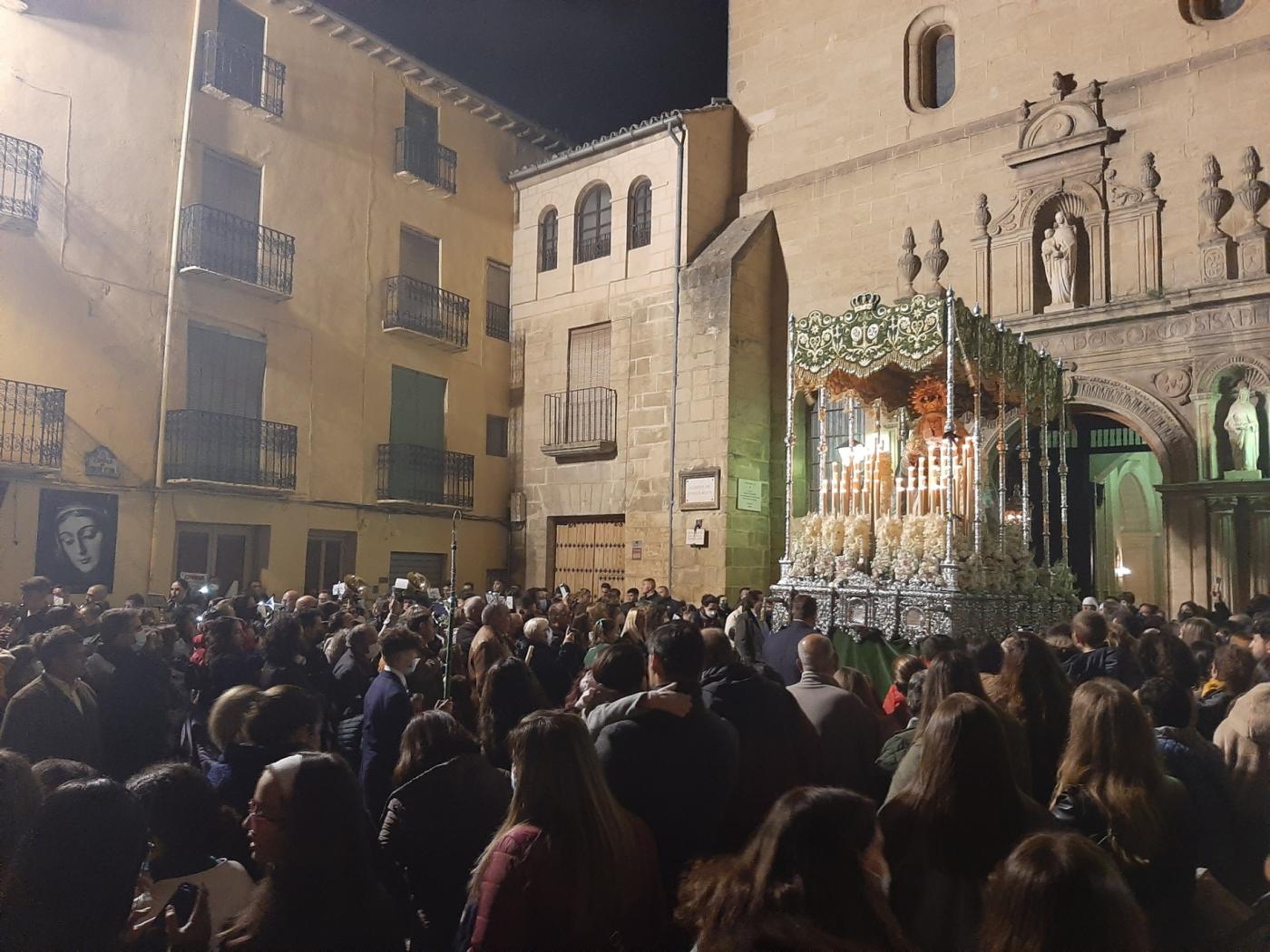 El público congregado asiste a la salida de la Virgen de la Esperanza. 