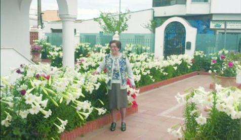 Dolores Grosso con sus azucenas.
