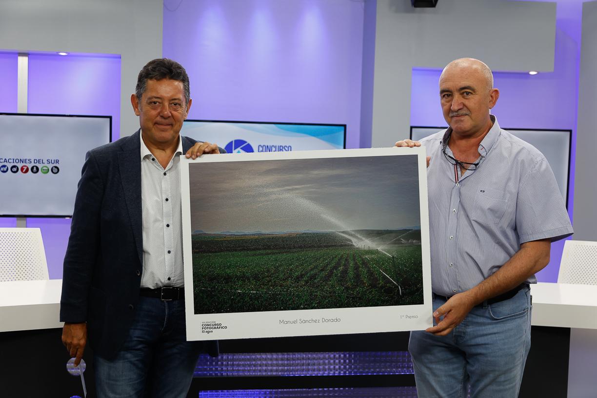 Manuel Sänchez junto a Joaquín Ladrón de Guevara, director de Publicaciones del Sur, en la entrega de premios