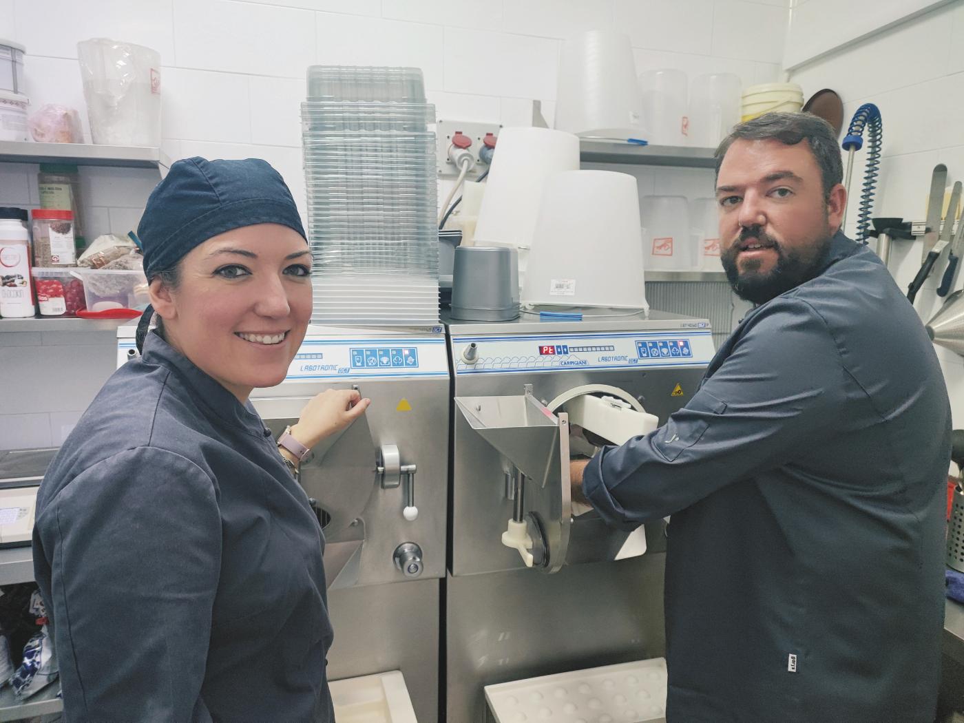Ana Beatriz y Juan Francisco, heladeros artesanos de Mastren, en su obrador.