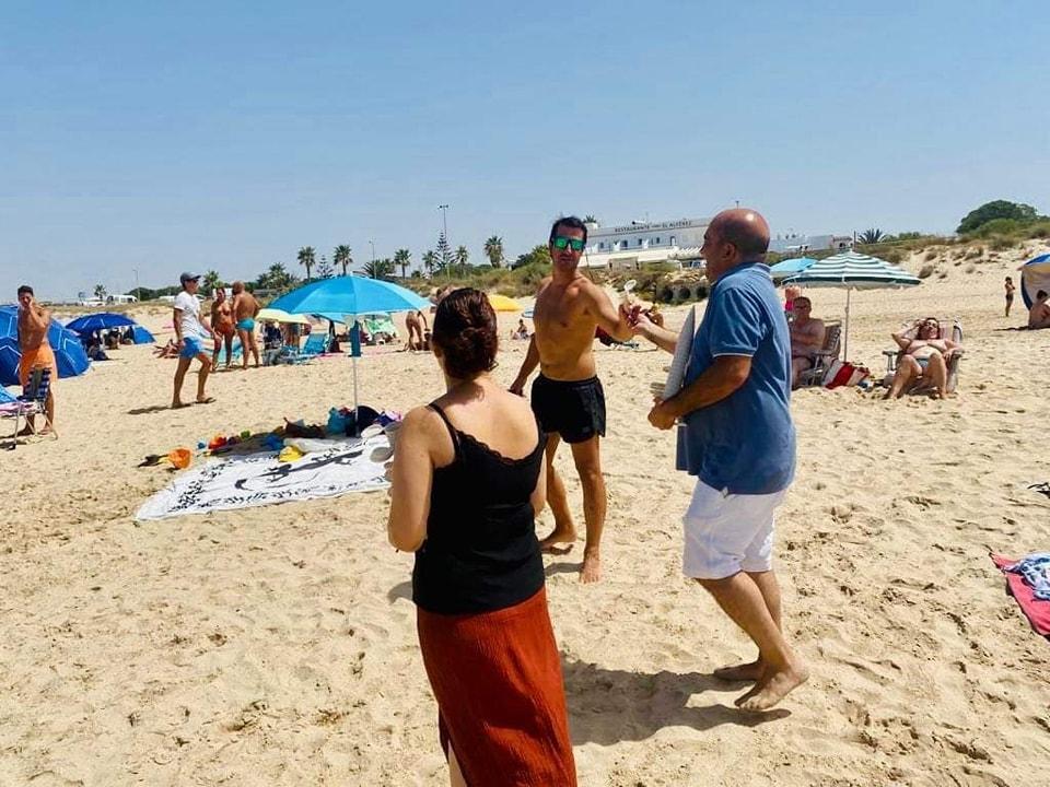 Reparto de ceniceros en El Palmar.