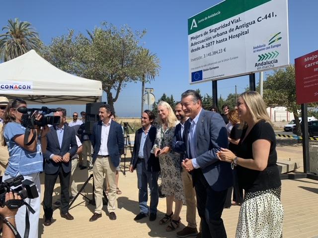 Autoridades junto a la cartelería que anuncia las obras.