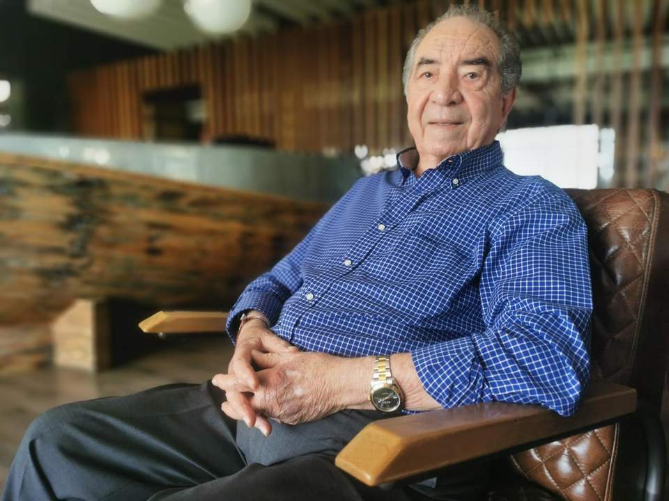 Antonio Mota en su restaurante en Zahara de los Atunes.