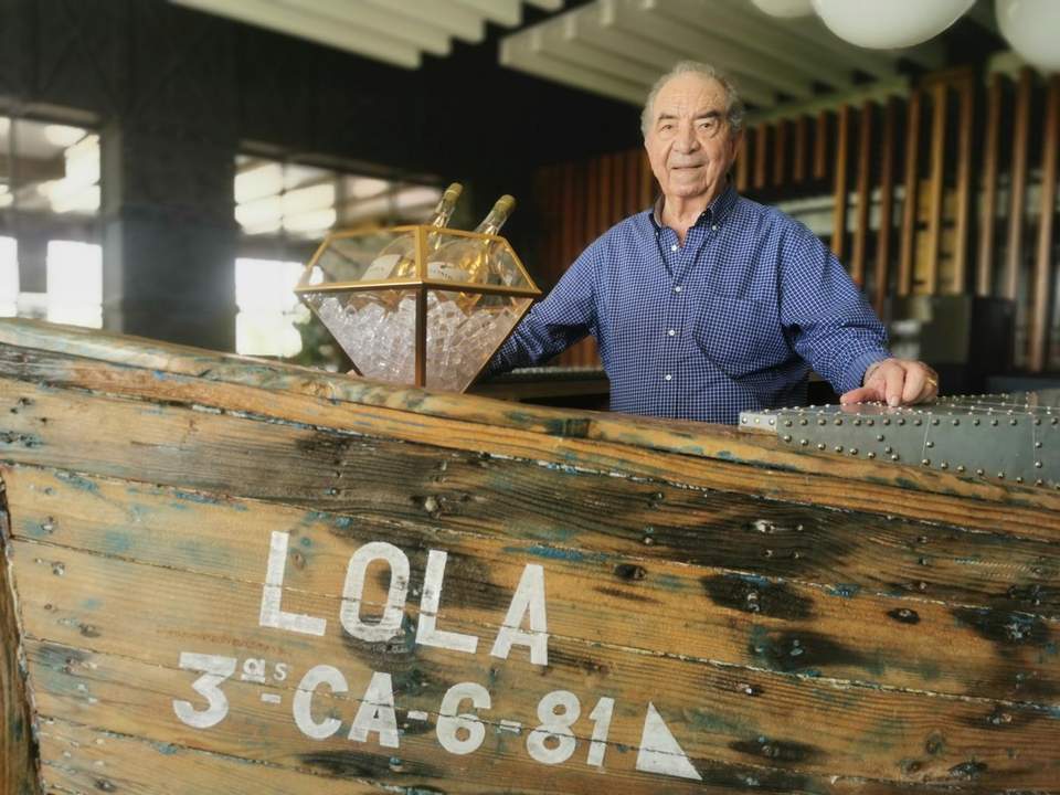 Antonio Mota en su restaurante en Zahara de los Atunes.