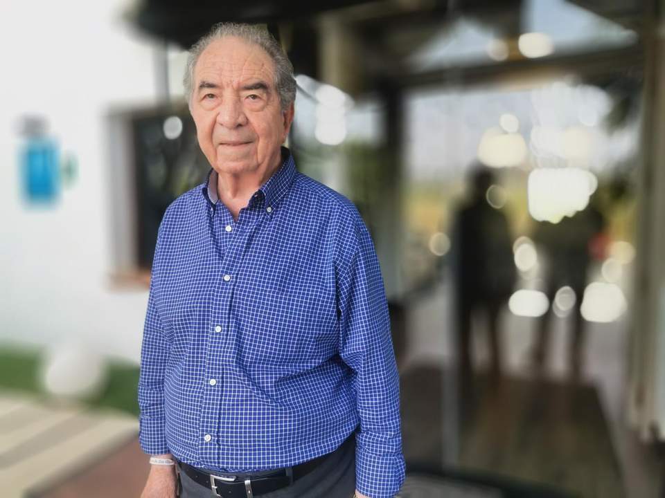 Antonio Mota en su restaurante en Zahara de los Atunes.
