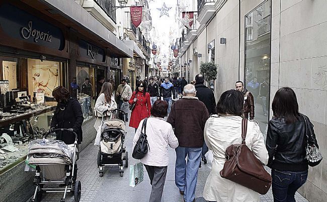 La calle Columela, a rebosar.
