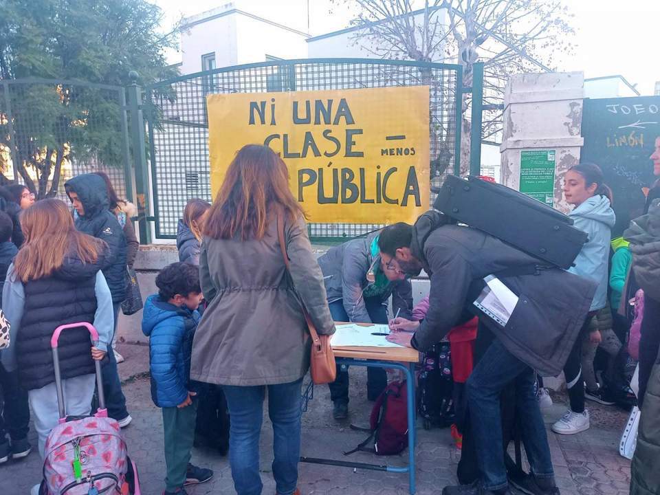 Campaña de recogida de firmas en el CEIP Calvo Sotelo.