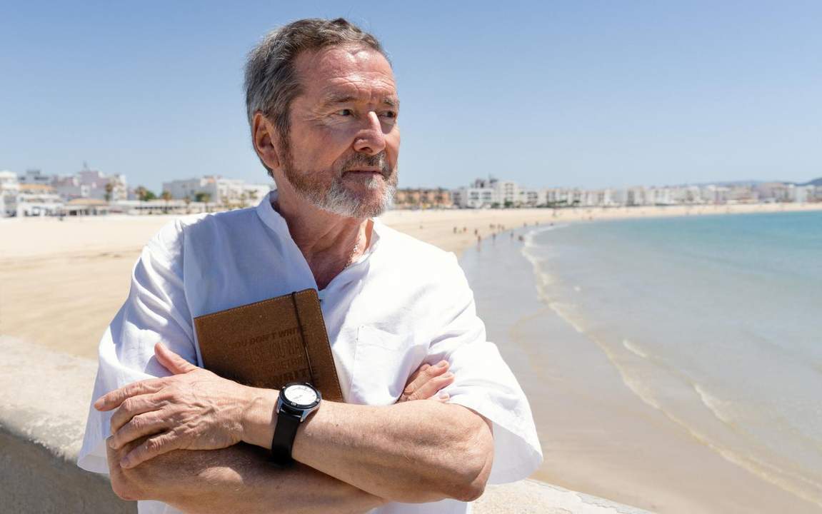 J. J. Benítez junto a la playa del Carmen en Barbate