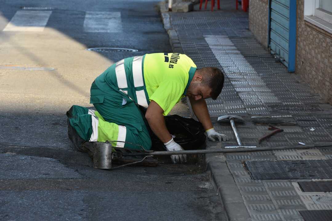 Limpieza imbornales en Punta Umbría. | Ayuntamiento de Punta Umbría.