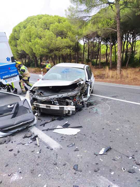 Dos personas evacuadas al hospital en una colisión frontolateral en Aljaraque. | Consorcio Provincial de Bomberos Huelva.