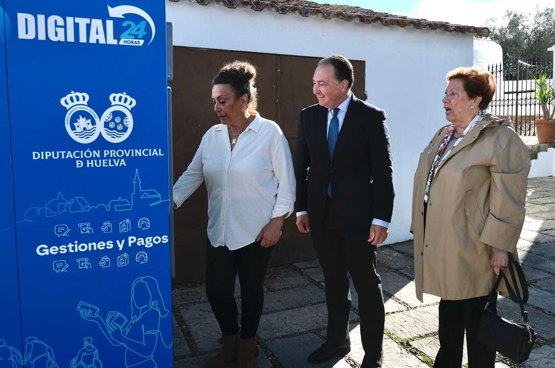 Toscano junto al nuevo cajero de Cumbres de Enmedio. | Dipu.