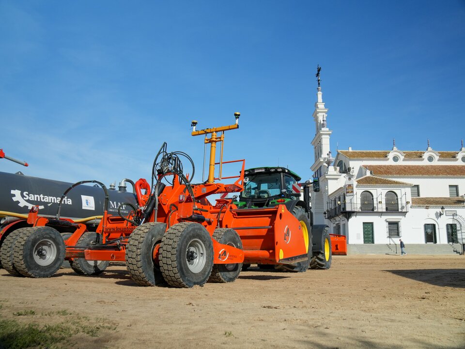 Presentación de la maquinaria adquirida por el Ayutamiento de Almonte para el mantenimiento urbano de la aldea. | Ayto. de Almonte.