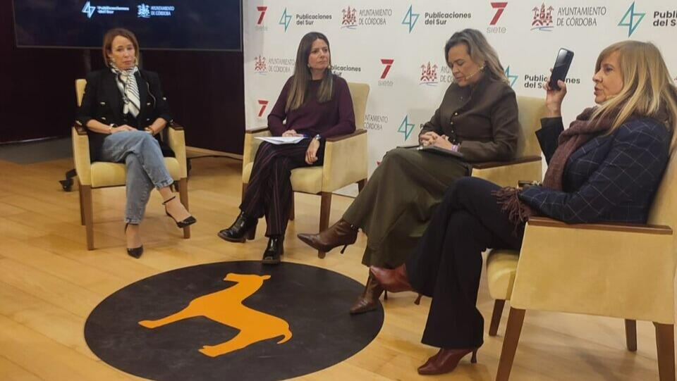 De izquierda a dcha. Marian Aguilar (Delegada de Igualdad Ayto. de Córdoba), Ana Huguet (Presentadora), Auxiliadora Moreno (Delegada de Igualdad de Diputación) y Rosario Alarcón (Coordinadora del IAM), en el encuentro Publicación 7.0 ‘25-N
Violencia de Género entre Adolescentes’