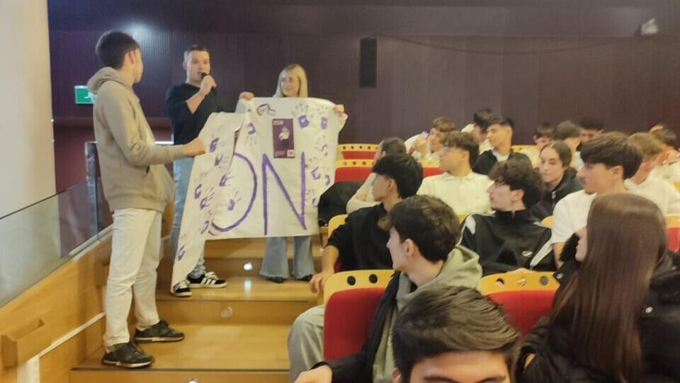 Estudiantes del IES Góngora muestran una pancarta, reflejo de su compromiso para erradicar la violencia de género