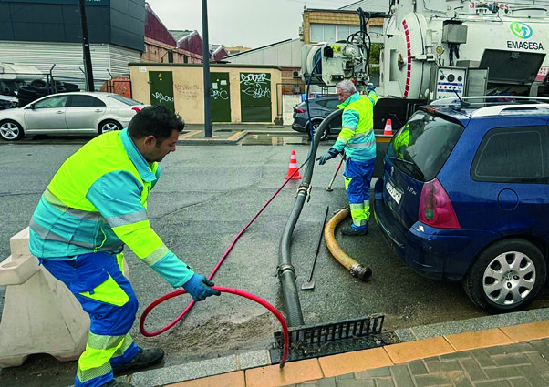 Trabajos de limpieza de los imbornales en épocas de lluvia. | AGF
