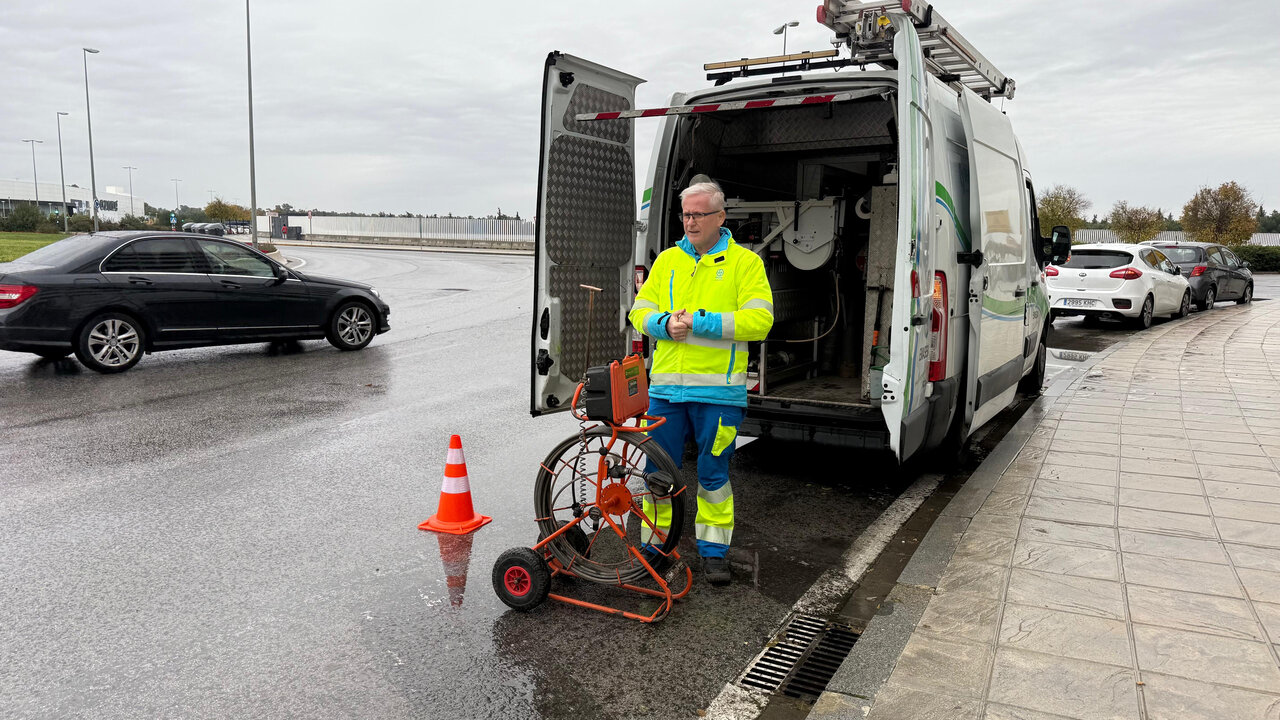 Trabajos de limpieza de los imbornales en épocas de lluvia. | AGF