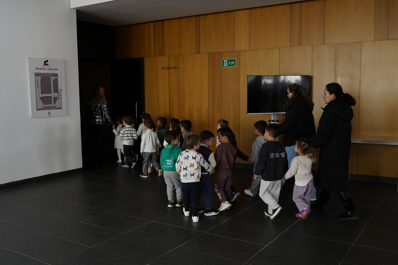 Fila de alumnos entrando al teatro. | Ayto. de Almonte.