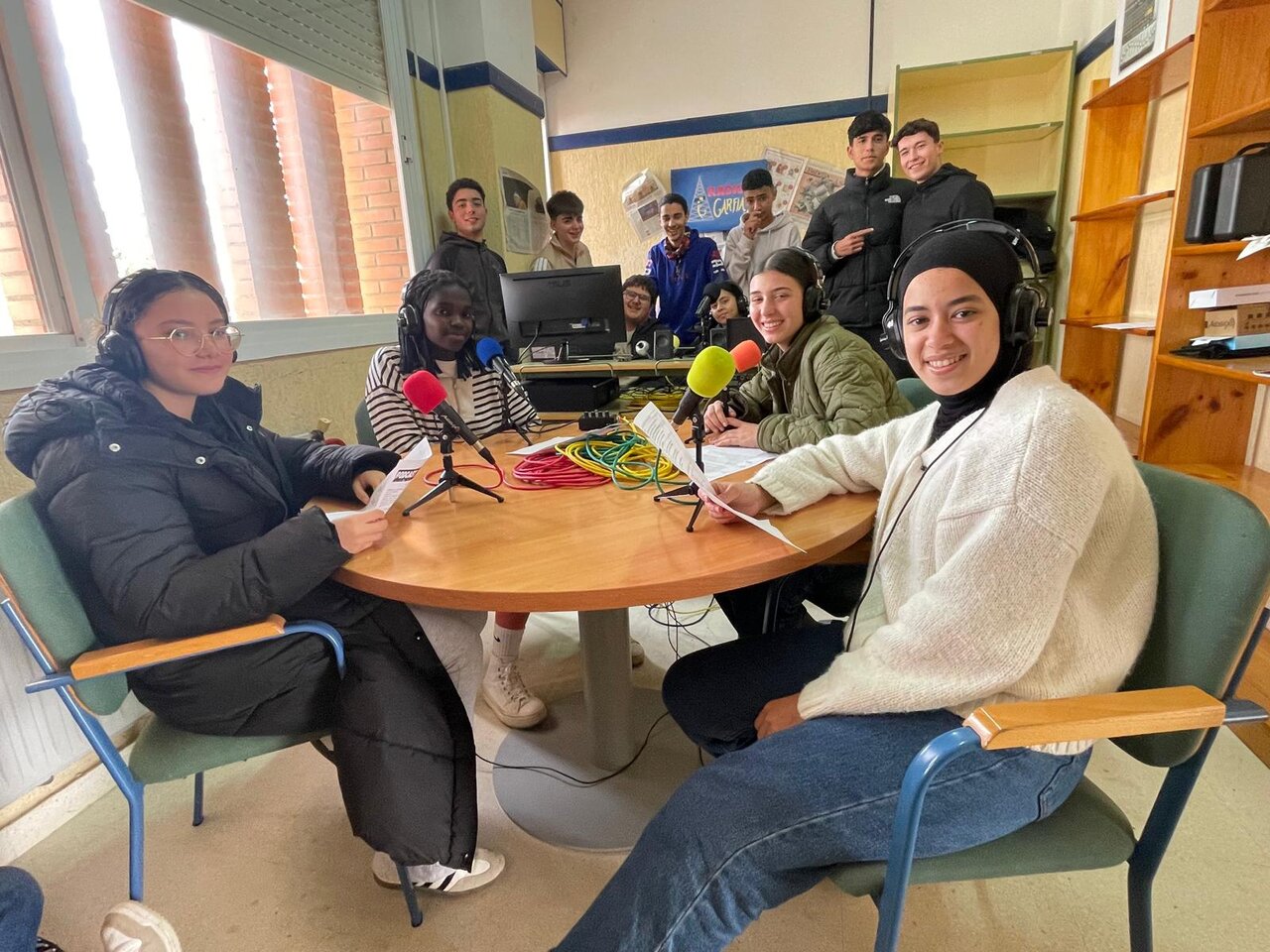 Alumnos del IES Francisco Garfias (Moguer) en su radio. | IES Francisco Garfias.