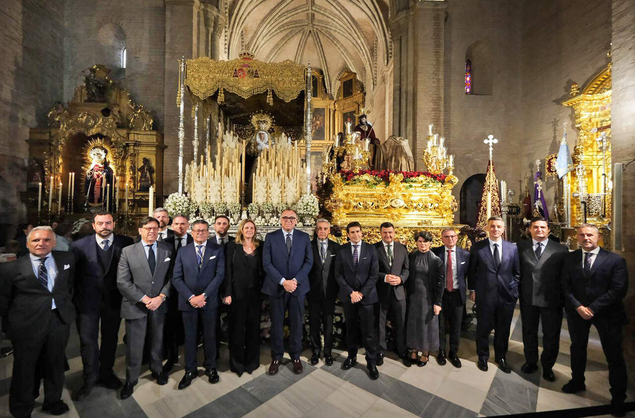 La ofrenda floral de ASET a San Esteban. | ASET