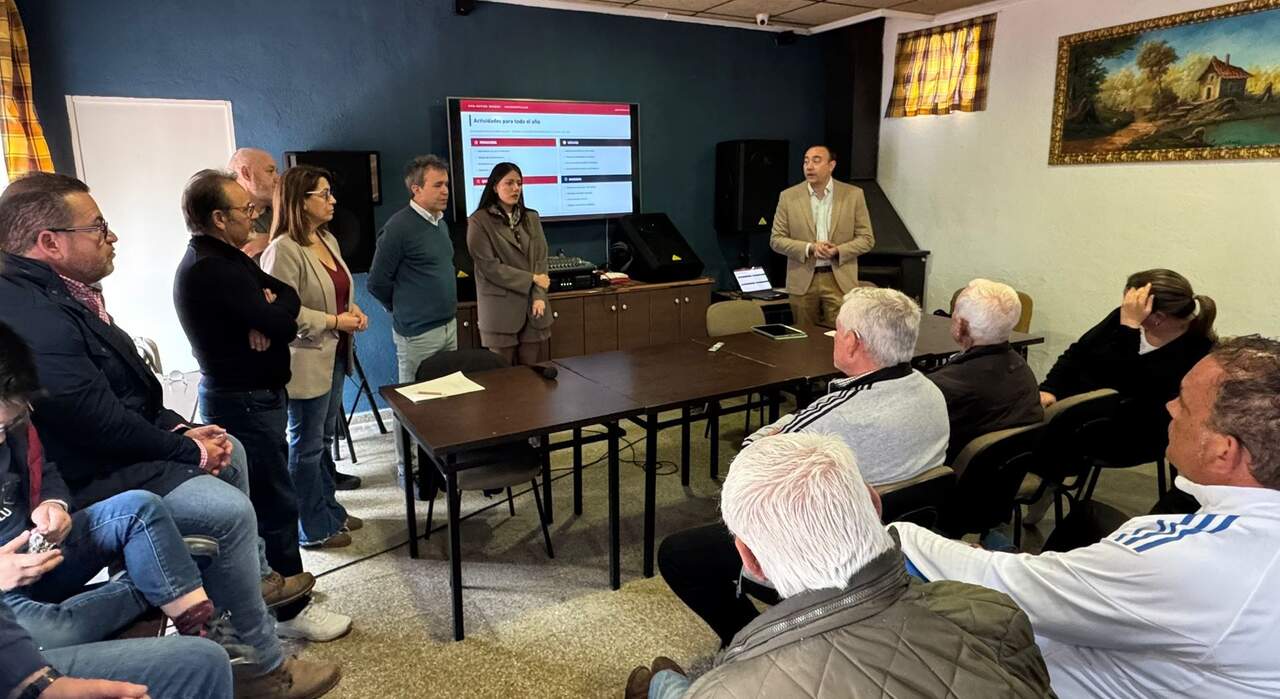 Ayuntamiento y promotores informan a petición vecinos situación proyecto glamping Valdeastillas. - Foto: Ayuntamiento de Jaén.