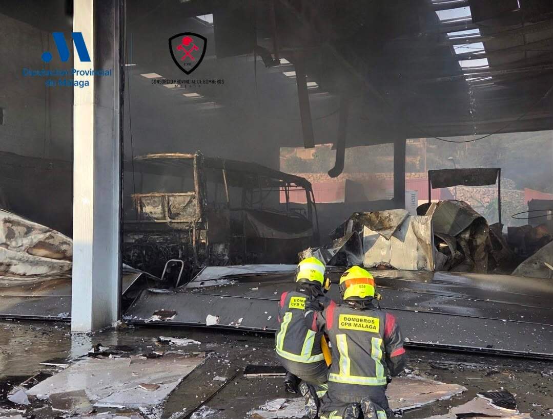 Un aparatoso incendio arrasa un taller de vehículos de gran tonelaje en El Trapiche