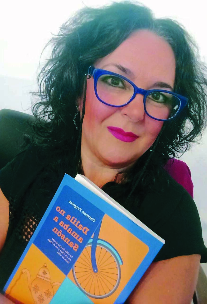 Carmen Frigolet con su libro 'Dalila no amaba a Sansón'. | C.F.M.