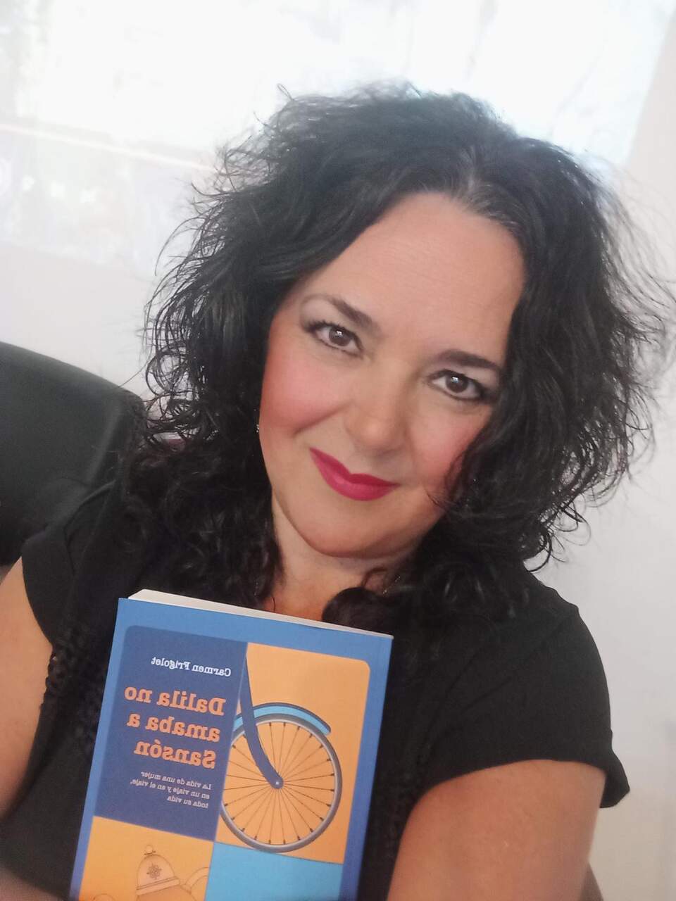 Carmen Frigolet con su libro 'Dalila no amaba a Sansón'. | C.F.M.