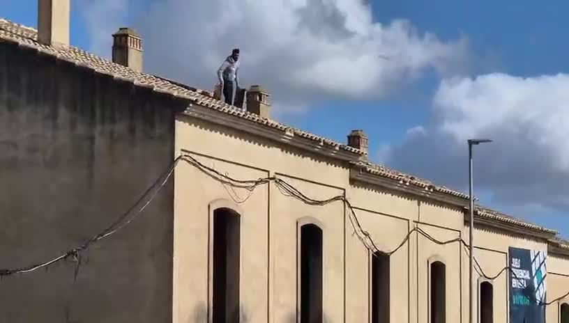 Hombre lanza tejas desde una techumbre abandonada en Bollullos par del Condado.mp4