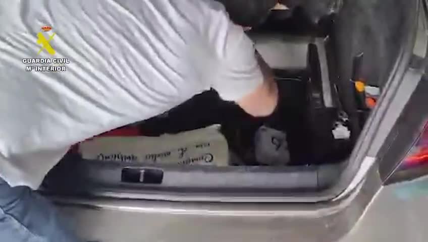 12 kilos de hach&iacute;s ocultos en un doble fondo